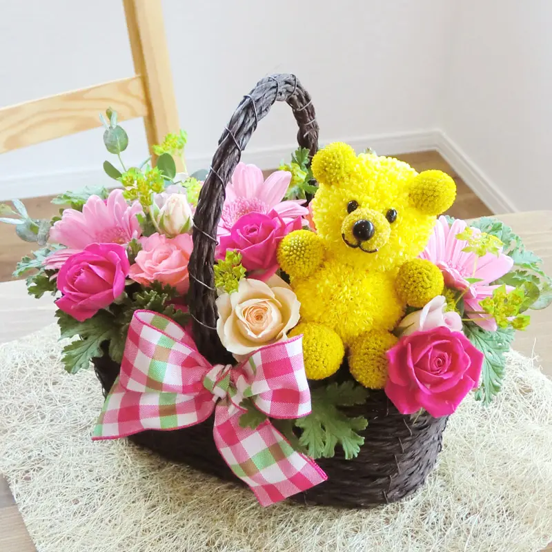 まるでぬいぐるみの様な、コロコロとしたクマさんの花。周りのお花はピンク系のアレンジメントです。