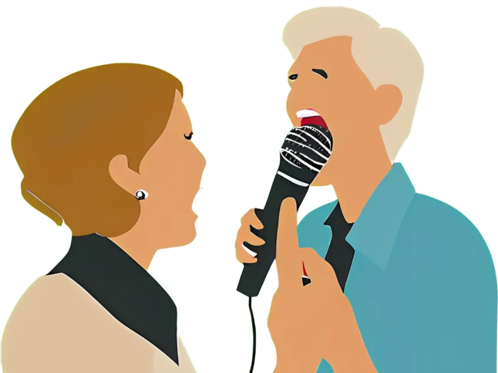 カラオケを歌うことが不安だった60代女性が、デュエットで緊張が和らいで楽しんでいる様子