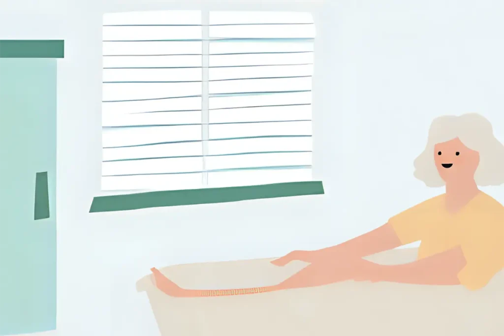 お風呂でゆっくりと湯に浸かって体をほぐしている60代女性